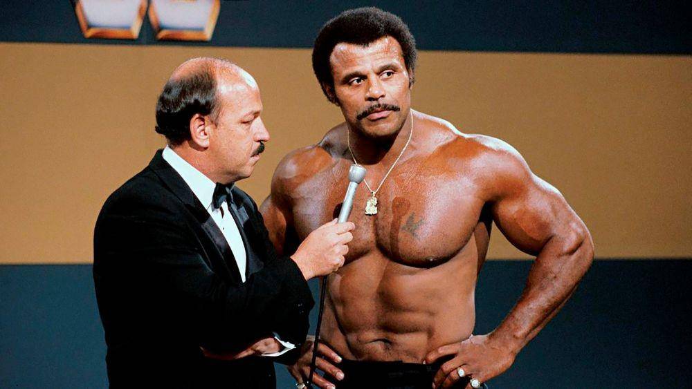 Rocky Johnson diwawancarai oleh Mean Gene Okerlund. nyt.com