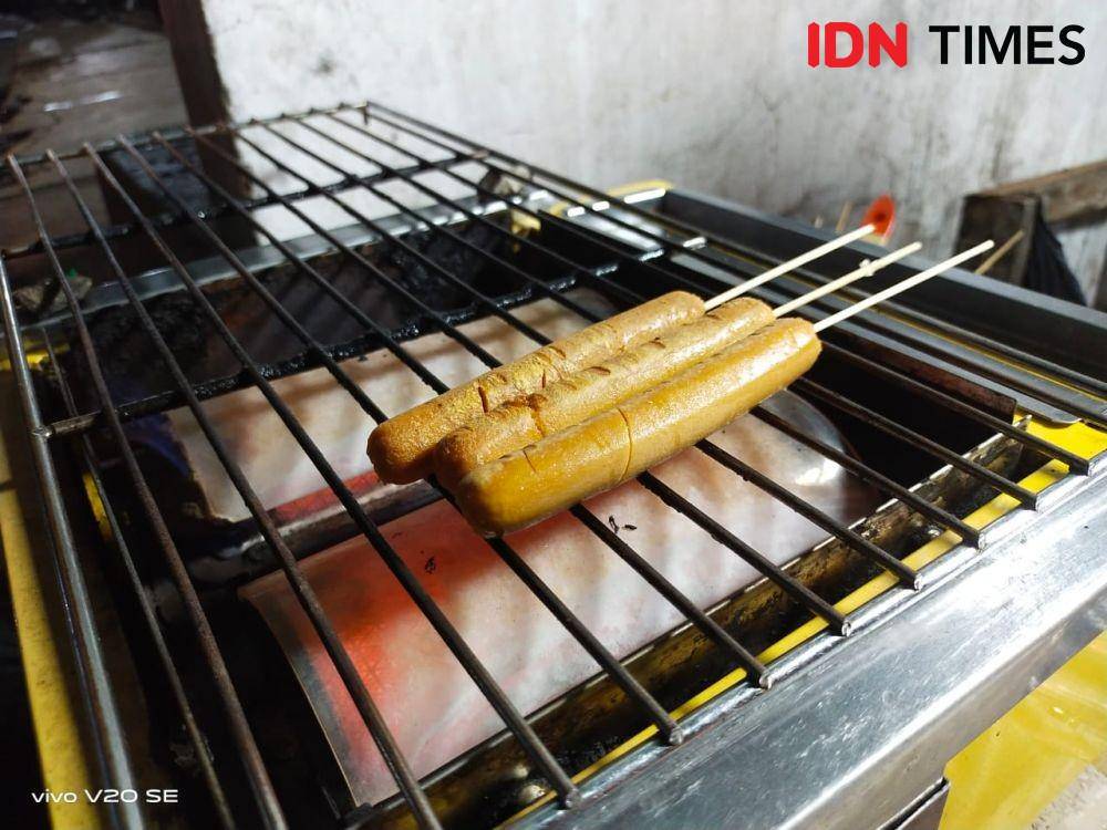 Ilustrasi sosis bakar (IDN Times/Dhiya Awlia Azzahra)