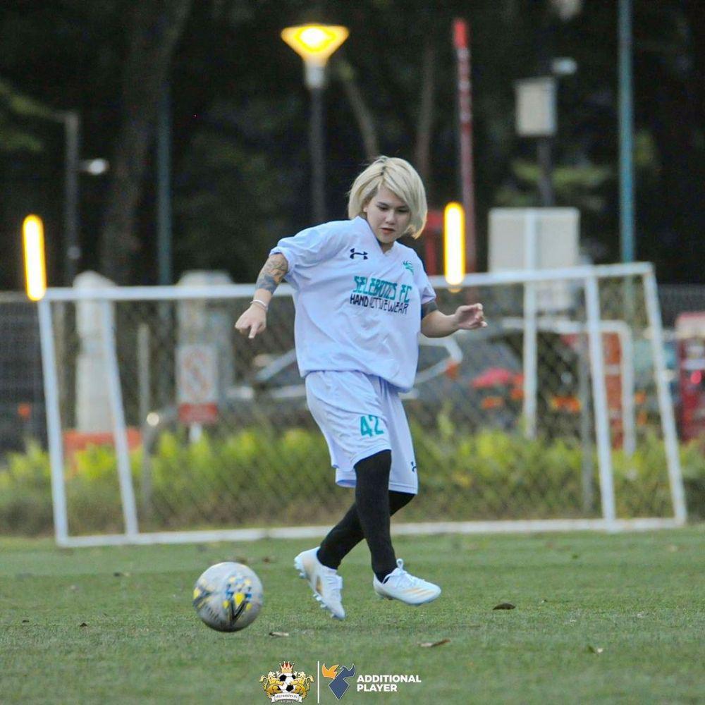 9 Potret Evelin Anjani saat Bermain Sepak Bola, Wanita Tangguh!