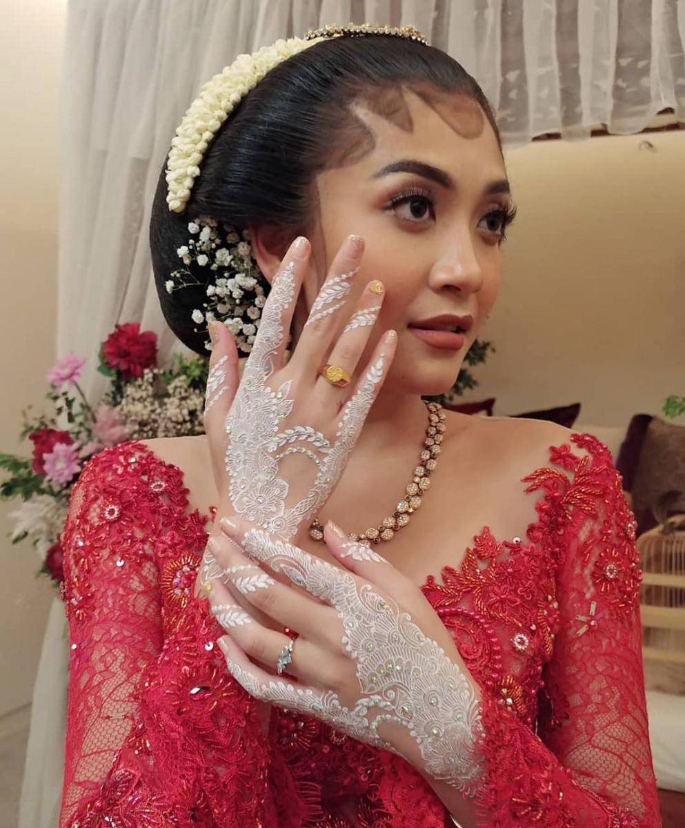 Instagram.com/dewihenna