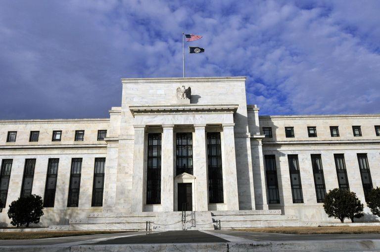 Suku Bunga The Fed Naik 0,25 Persen, Saham di Wall Street Tumbang