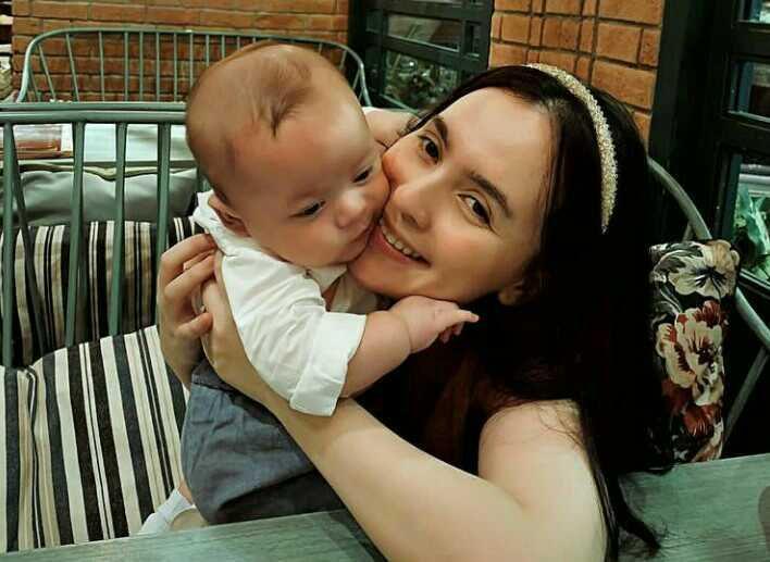 9 Potret Lidi Brugman dengan Zayn, Putranya bersama Lucky Perdana