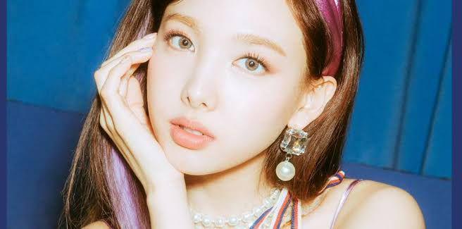 10 Potret Nayeon TWICE dengan Tatapan Tajamnya, Memikat Banget!