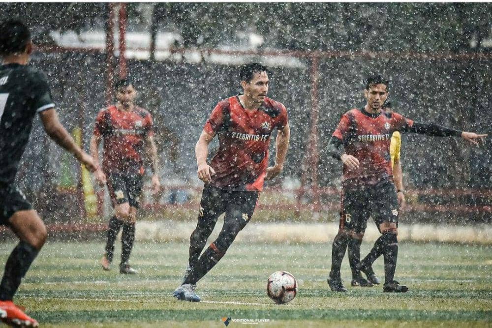 9 Potret Seru Artis Bermain Bola Saat Hujan, Raffi Ahmad Hingga Billy!