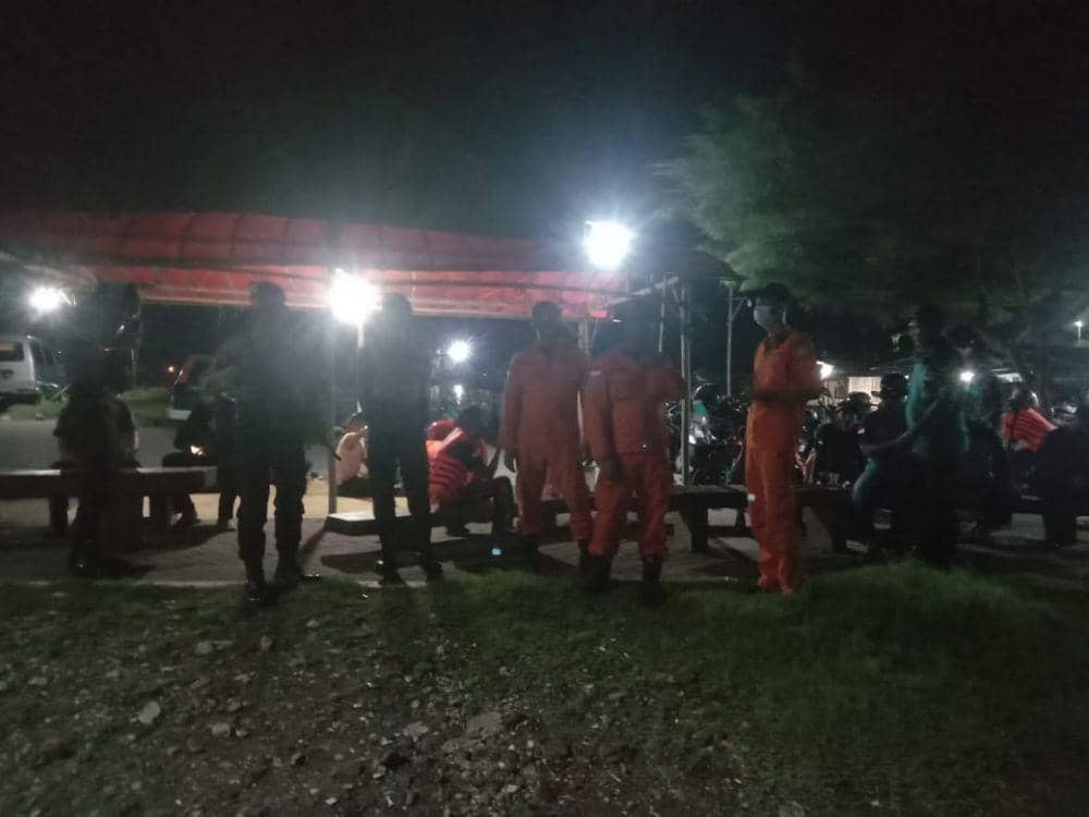 Persiapan anggota sar melakukan pencarian laka laut dengan penyisiran di pantai. IDN Times/Daruwaskita