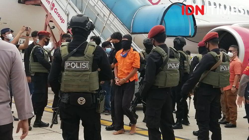 [BREAKING] 23 Tersangka Teroris Tiba di  Soetta, Termasuk Zulkarnaen