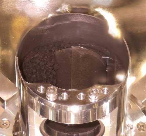 Sampel material asteroid Ryugu yang berhasil dibawa oleh kapsul Hayabusa2. (twitter.com/Hayabusa2@JAXA)