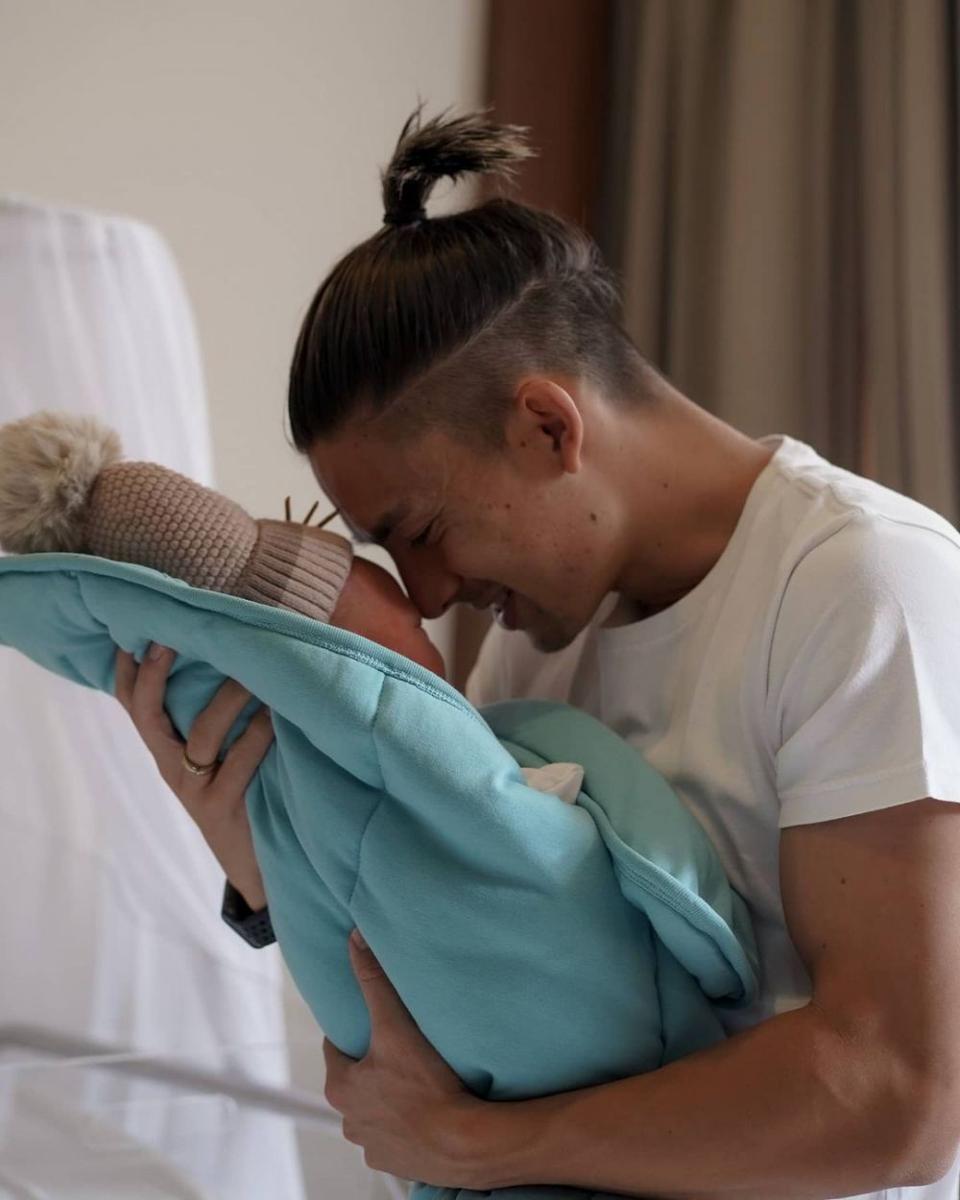 Miliki Anak Pertama, 10 Potret Kim Kurniawan Jadi Ayah Siaga