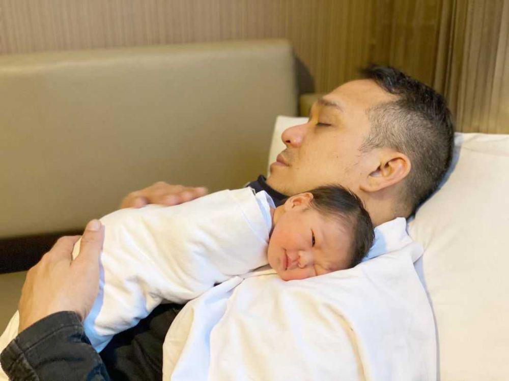 10 Potret Fadlan Muhammad Momong Baby Khaleed, Kebapakan Banget!