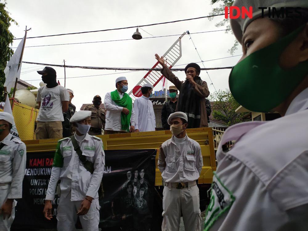 Pengikut Rizieq Shihab Kepung DPRD Cimahi, FPI Minta Mahfud MD Bersikap