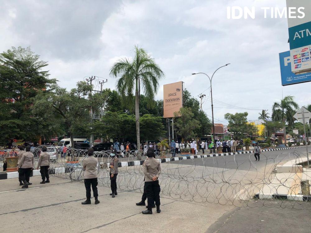 Protes Penahanan Rizieq Shihab di Palembang, 110 Polisi Blokade Jalan