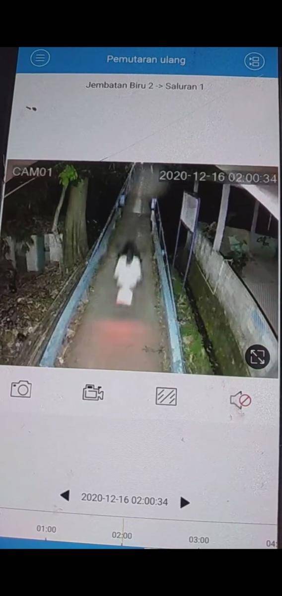 Potongan gambar rekaman CCTV jembatan biru di Kampung Utan, Kelurahan Pondok Jaya, Kecamatan Cipayung, Kota Depok. (IDNTimes/Dicky)