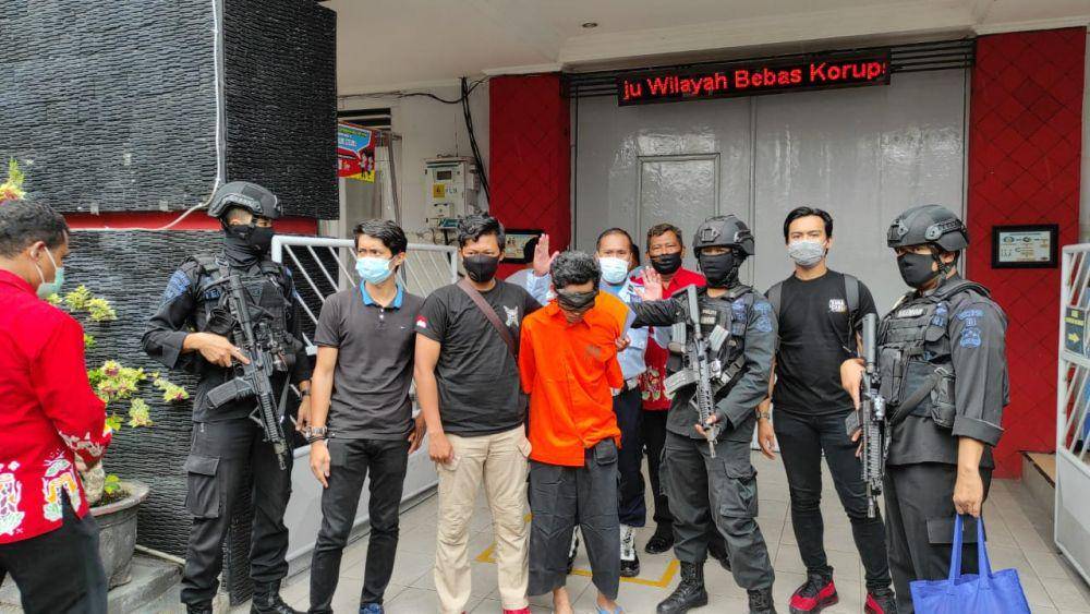 Narapidana kasus terorisme saat hendak dipindahkan ke lapas Kediri, IDN Times/ istimewa
