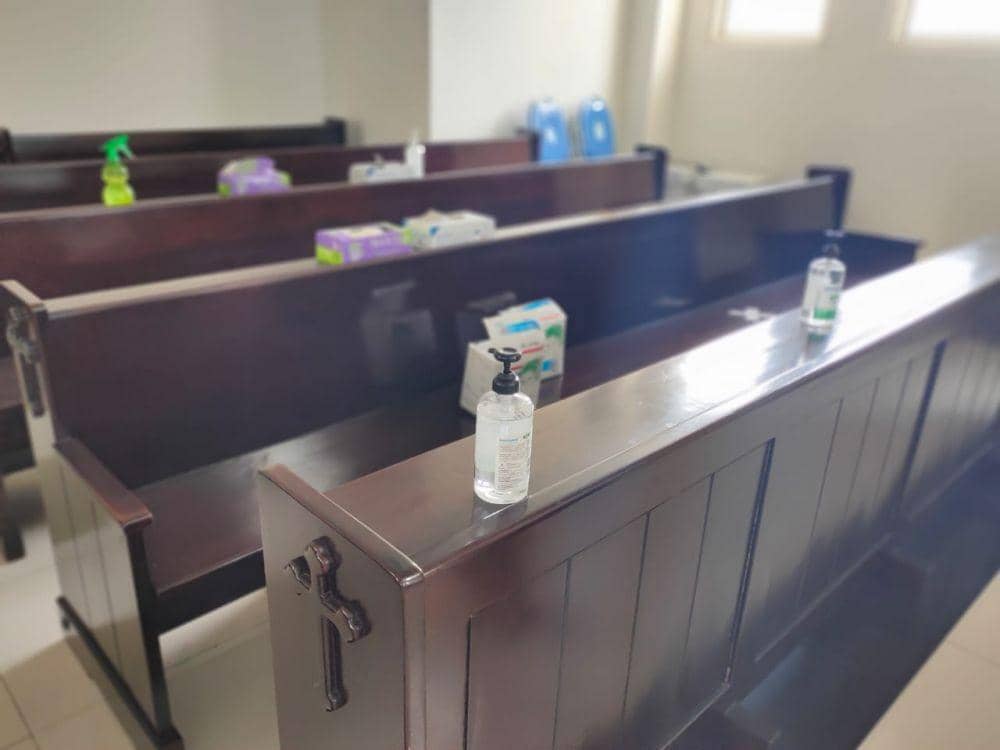 Tempat duduk di Gereja Santa Theresia Balikpapan dilengkapi dengan hand sanitizer dan perlengkapan lainnya. Jemaat juga harus duduk dengan menjaga jarak (IDN Times/Hilmansyah)