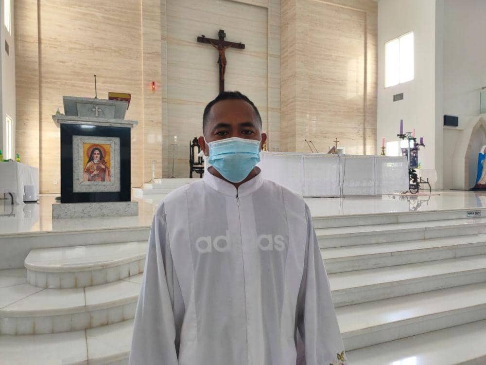 Pastor Gereja Santa Theresia Balikpapan, Tarsi Asmat, MSF (IDN Times/Hilmansyah)