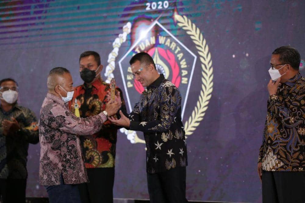 Wakil Gubernur Sumatera Utara Musa Rajekshah (Ijeck) menerima penghargaan Golden Award SIWO PWI, di Hotel Fairmont Jakarta, Rabu (16/12/2020). (Dok. IDN Times)