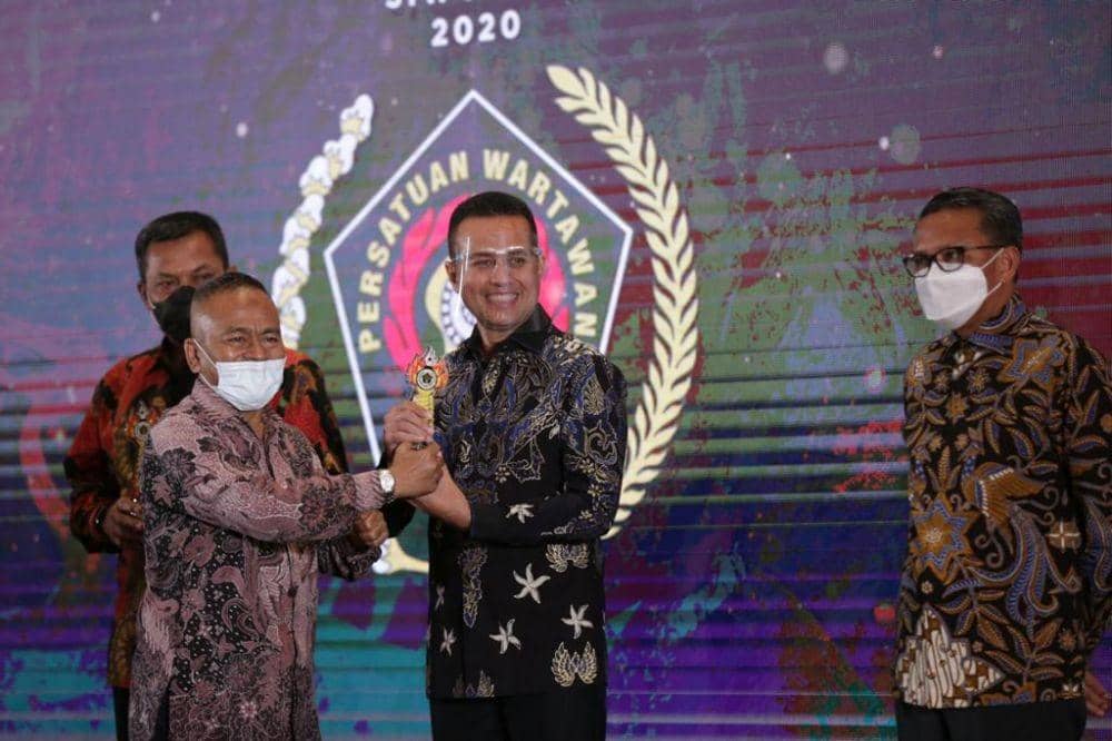 Wagub Ijeck Terima Penghargaan Sebagai Penggerak Olahraga