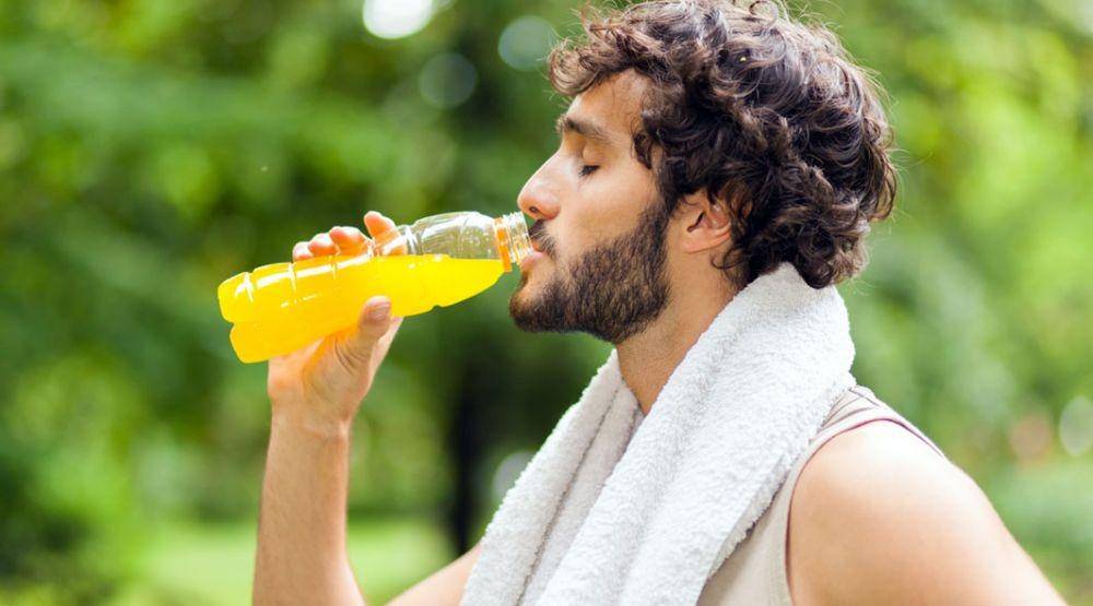 Meminum minuman energi sebelum berolahraga. blog.mapmyrun.com