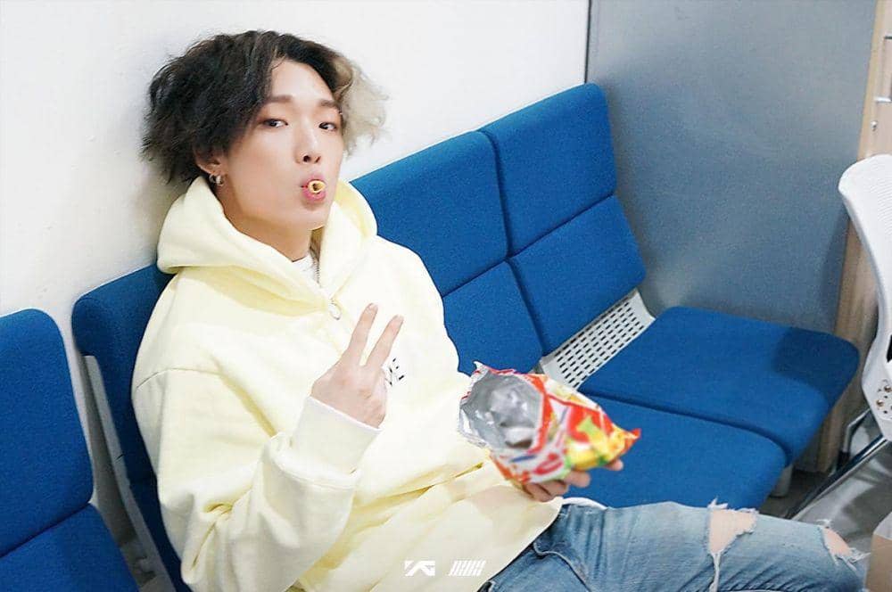 twitter.com/bobbyhourly