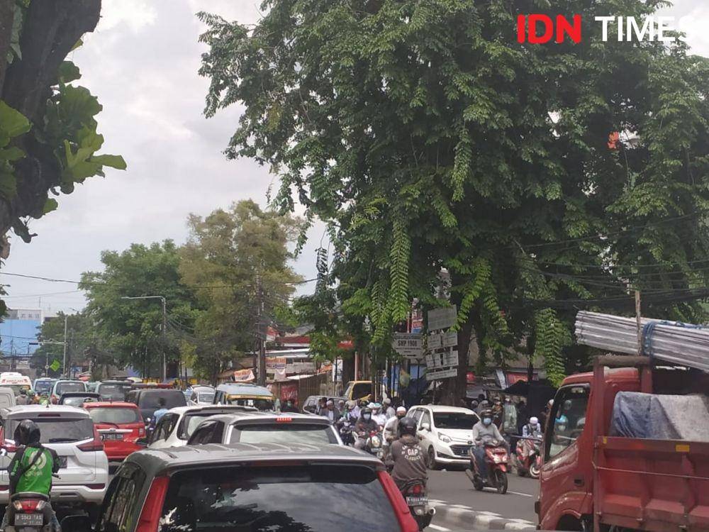 Anggota FPI mulai meninggalkan Petamburan selepas Salat Jumat (IDN Times/Sandy)