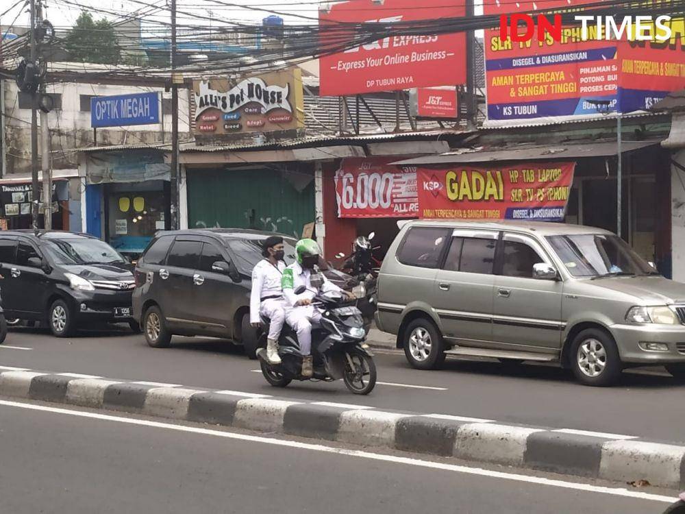 Anggota FPI mulai meninggalkan Petamburan selepas Salat Jumat (IDN Times/Sandy)