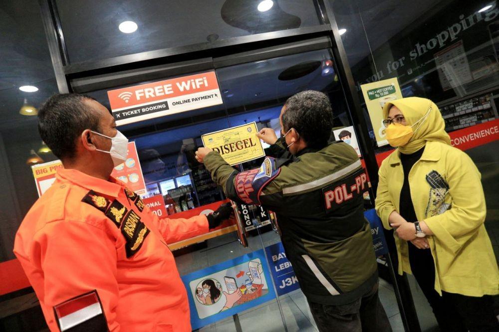 Langgar Aturan PSBB, Pemkot Bandung Segel Empat Toko Modern