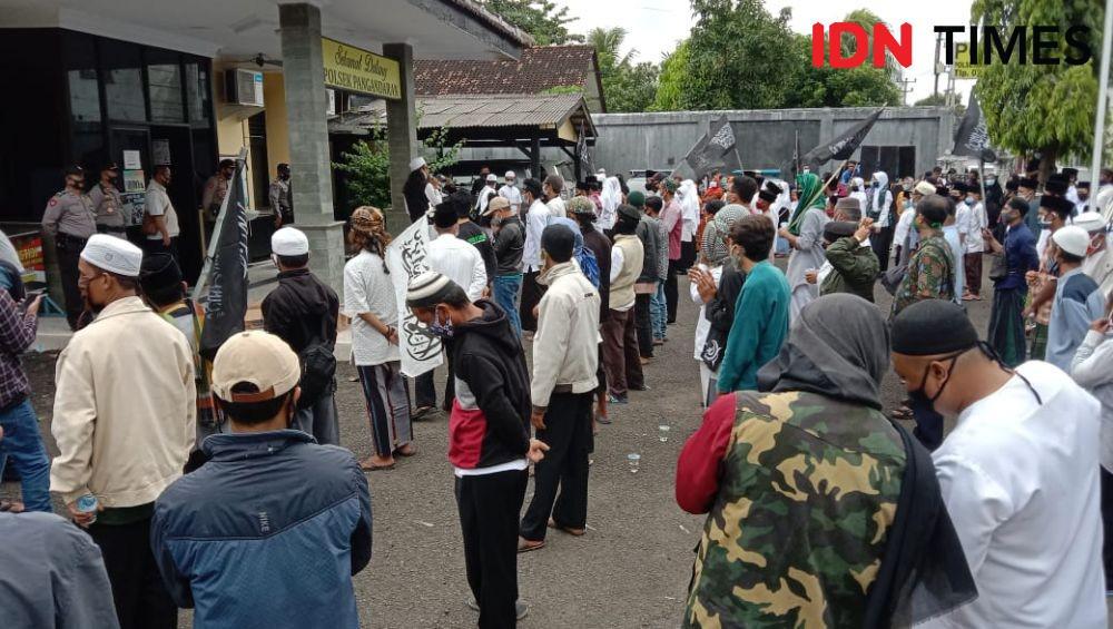Rizieq Shihab Ditahan, Ratusan Demonstran Geruduk Mapolsek Pangandaran