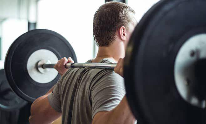 Mengangkat barbell. weightliftingplace.com