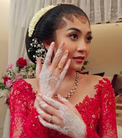 instagram.com/dewihenna