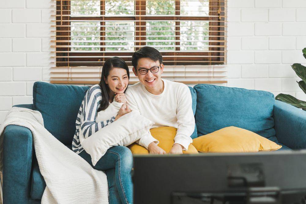 Pasangan nonton konser online (Shutterstock/Nattakorn_Maneerat)