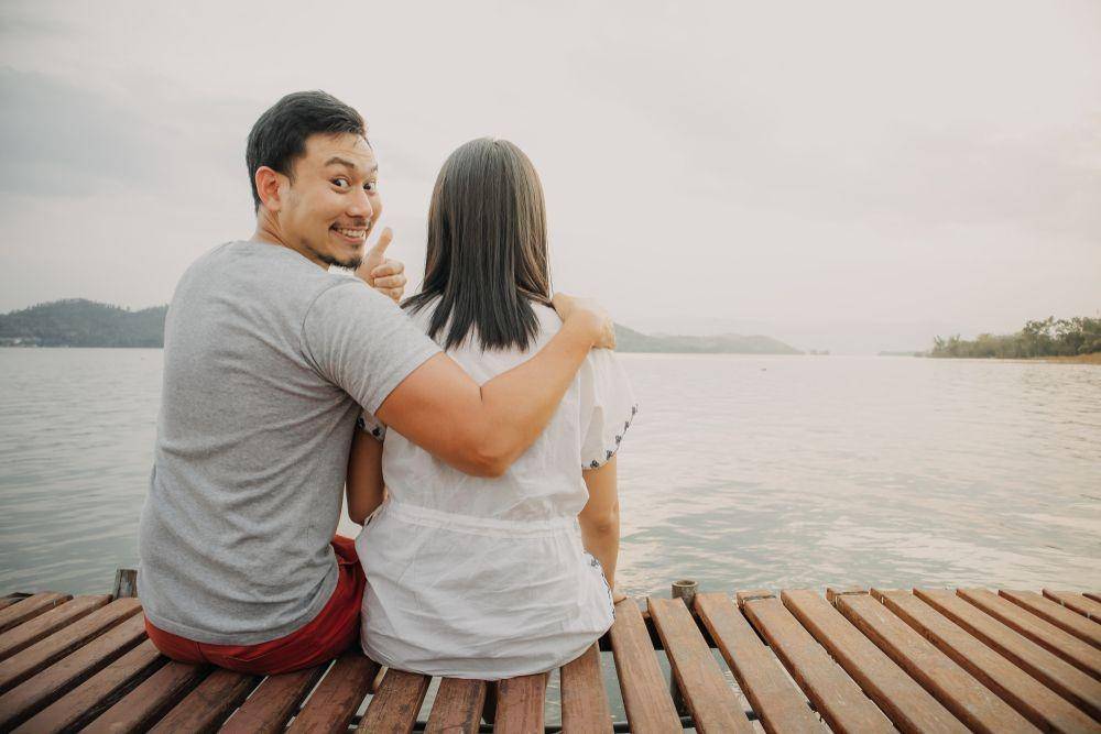 Pasangan humoris (Shutterstock/Rachtata Teyparsit)