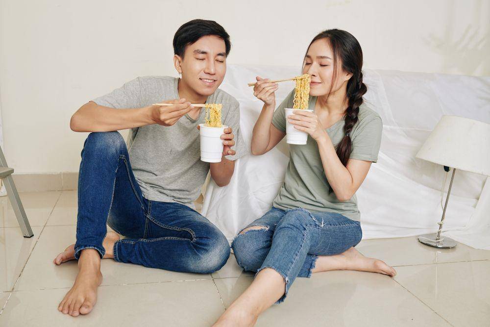 Pasangan makan mi instan (Shutterstock/Dragon Images)
