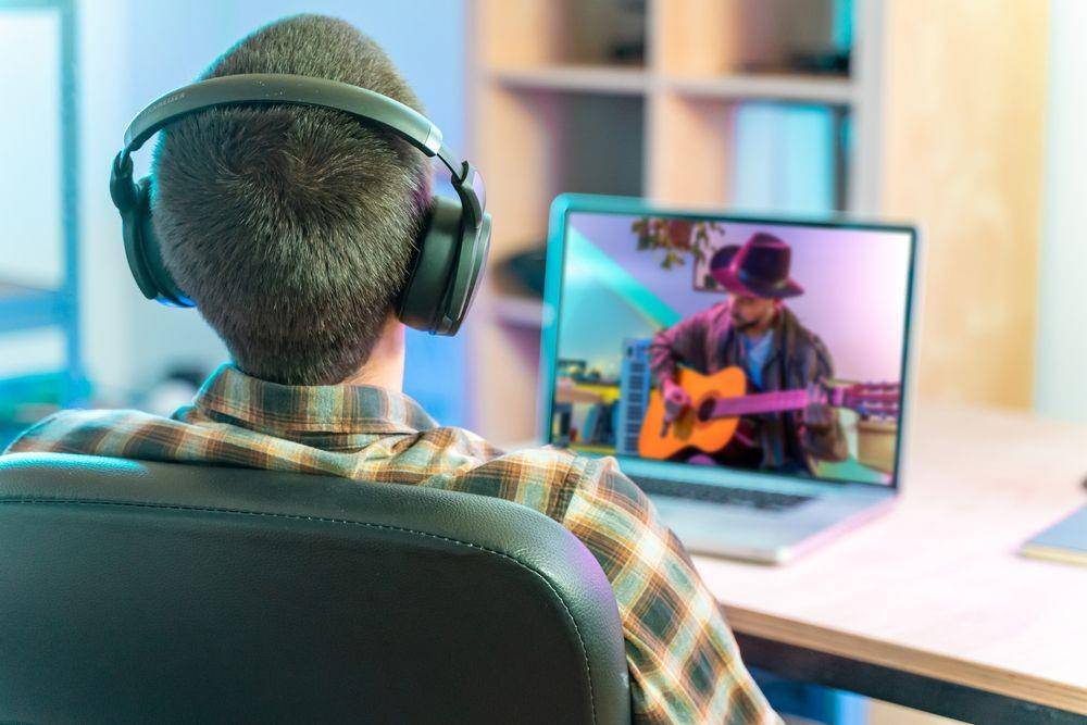 Nonton konser online (Shutterstock/Deliris)