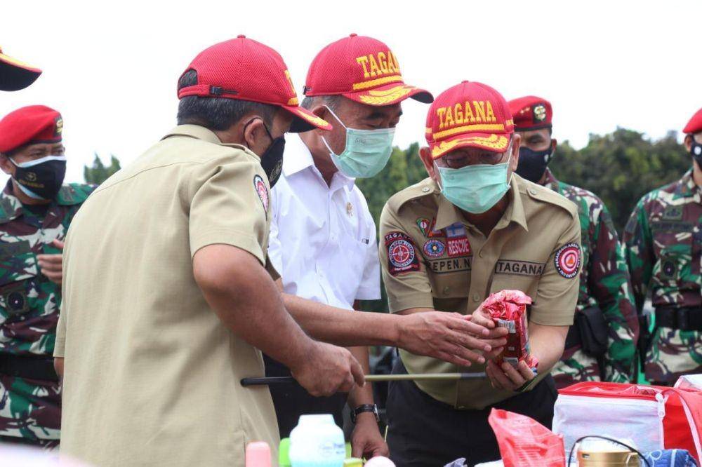Menteri Sosial RI (Ad Interim), Muhadjir Effendy didampingi Danjen Kopassus Mayjen TNI Mohamad Hasan Pada Apel Kesiapsiagaan Tagana dan Kopassus Dalam Rangka Mengatasi Dampak La Nina di Markas Komando Kopassus, Cijantung, Jakarta, Kamis (17/12/2020) (Dok. Kemensos)