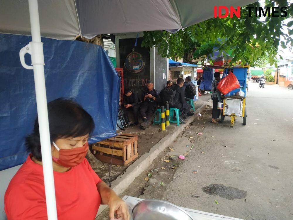 Petugas keamanan berjaga di sekitar Petamburan jelang Aksi 1812 (IDN Times/Sandy)