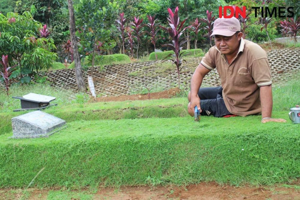 Duka Penggali Kubur Pasien COVID-19, Dikucilkan hingga 'Diusir' Istri