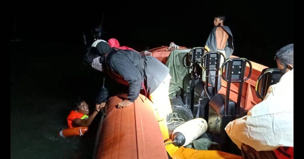 Proses evakuasi ABK KM Riski Laut, Jumat (18/12/2020). Dok. SAR Surabaya