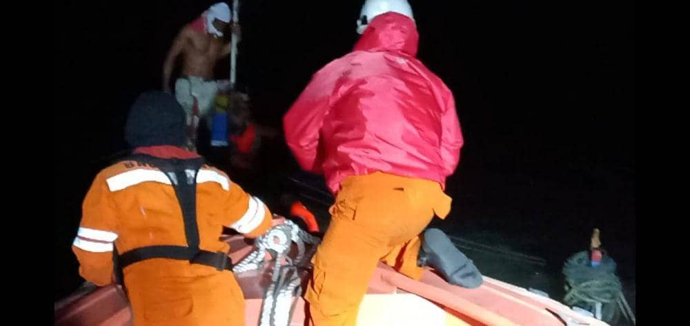 Proses evakuasi ABK KM Riski Laut, Jumat (18/12/2020). Dok. SAR Surabaya