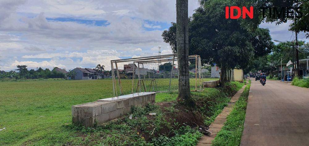 Lapangan Perigi di Kelurahan Bedahan menjadi tempat untuk melihat Braja. (IDNTimes/Dicky)