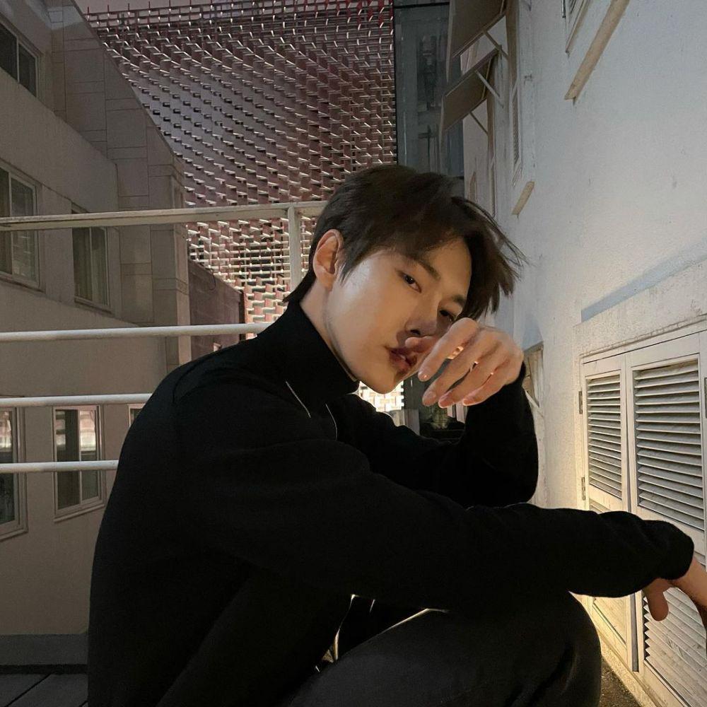 10 Potret Kece Doyoung NCT dengan Turtleneck Hitam, Boyfriend Material