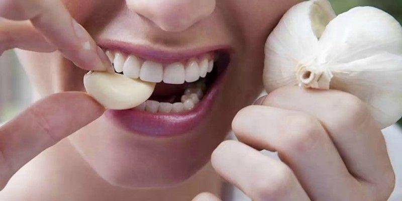 Mengunyah bawang putih. lifeandtrendz.com