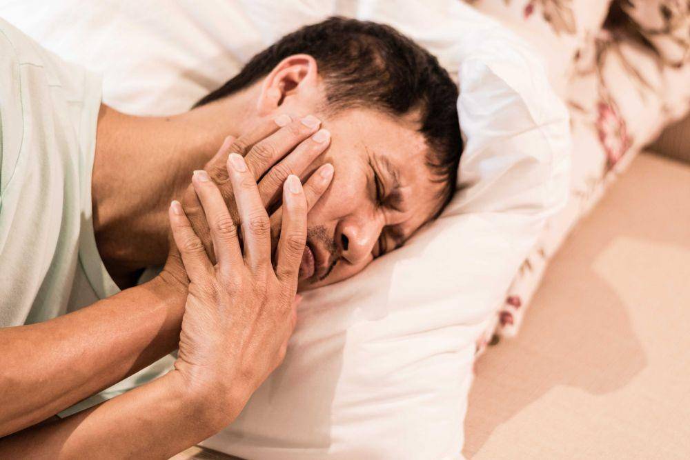 Tidur dengan bantal yang lebih tinggi. newburydentalgroup.com