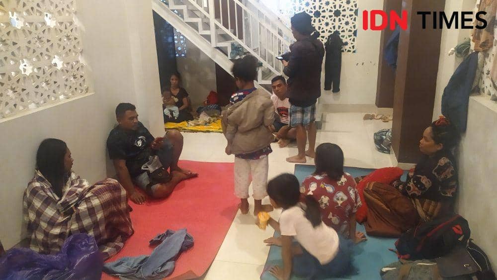 Warga di Kelurahan Katimbang, Kecamatan Biringkanaya, Makassar, mengungsi karena kebanjiran. IDN Times/Sahrul Ramadan