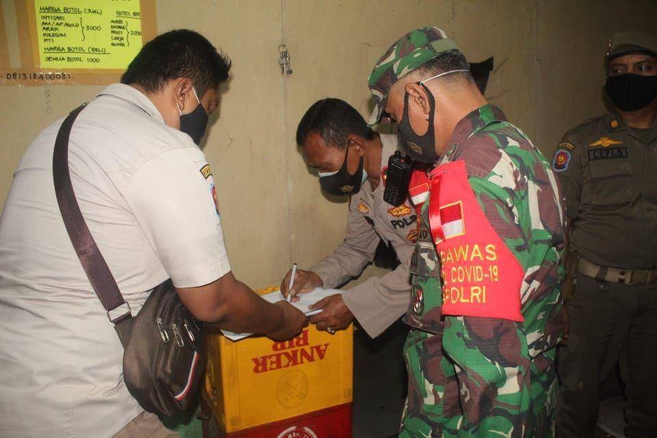 Anggota Satpol PP Kota Depok, kepolisian, dan TNI melakukan pendataan Minol. (Dokumen Satpol PP)