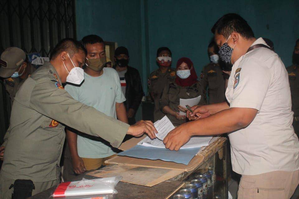 Salah satu penjual Minol dilakukan pendataan Satpol PP Kota Depok. (Dokumen Satpol PP Kota Depok)