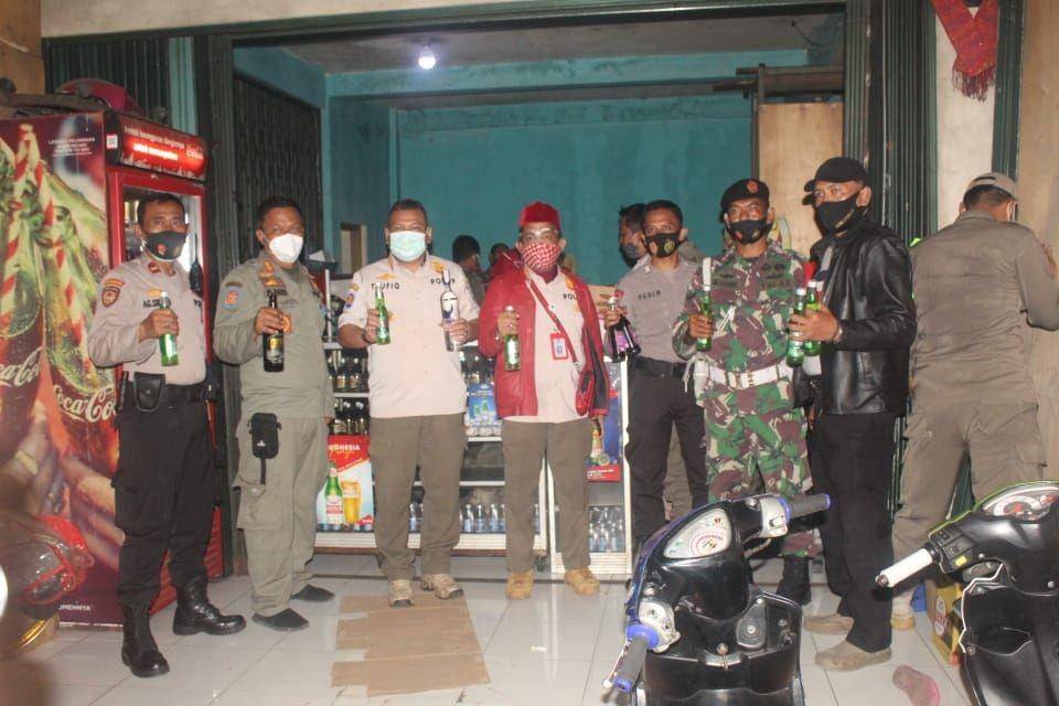 Anggota Satpol PP Kota Depok bersama anggota kepolisian dan TNI melakukan operasi miras di Kota Depok (Dokumen Satpol PP)