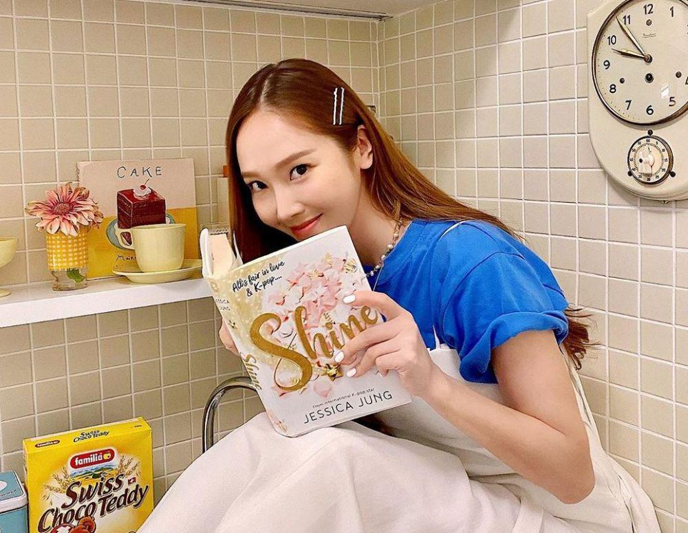 7 Seleb Korea Ini Pernah Menulis dan Menerbitkan Buku, Lho