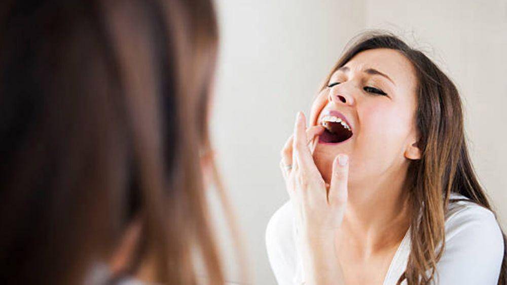 Mengoleskan gel pereda rasa sakit gigi. webmd.com