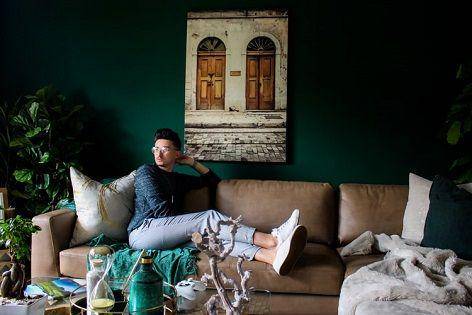 Ilustrasi pria duduk di sofa (Unsplash.com/devano23)
