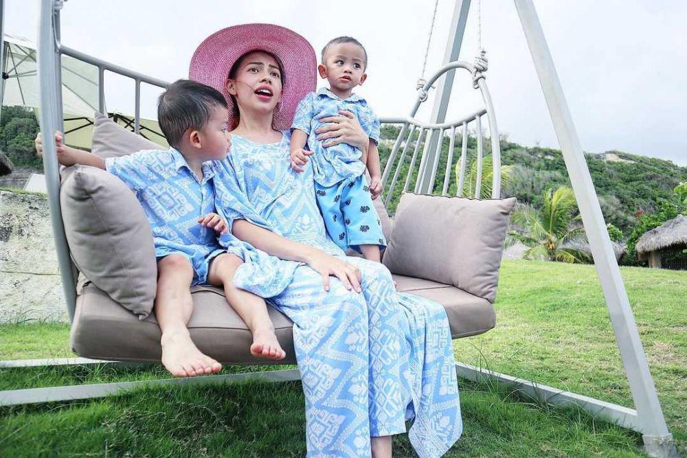 Hamil Anak Ketiga, 9 Potret Cekatan Kezia Karamoy Momong Kedua Anaknya